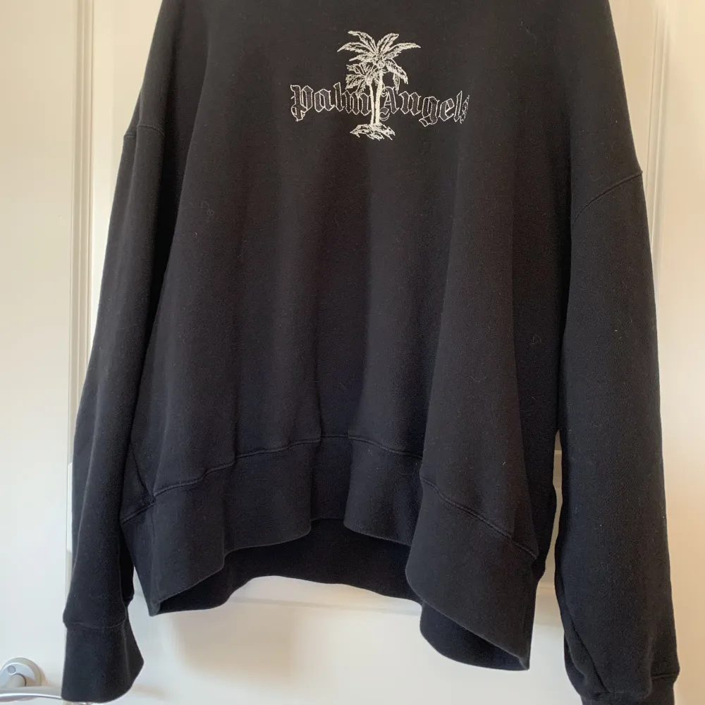 Säljer min Palm angels sweatshirt då den inte kommer till användning, skick 9,5/10. Inge fel eller flaws och man får med tag vid köp. Köpt ifrån Kaspersheat som sprillans ny med tags. Nypris 5500kr Kan gå ned i pris vid snabb affär. Dm för fler bilder . Tröjor & Koftor.