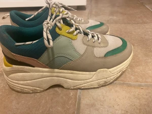 Sneakers🌸 - Färgglada sneakers i storlek 37, använda men i fint skick🌸