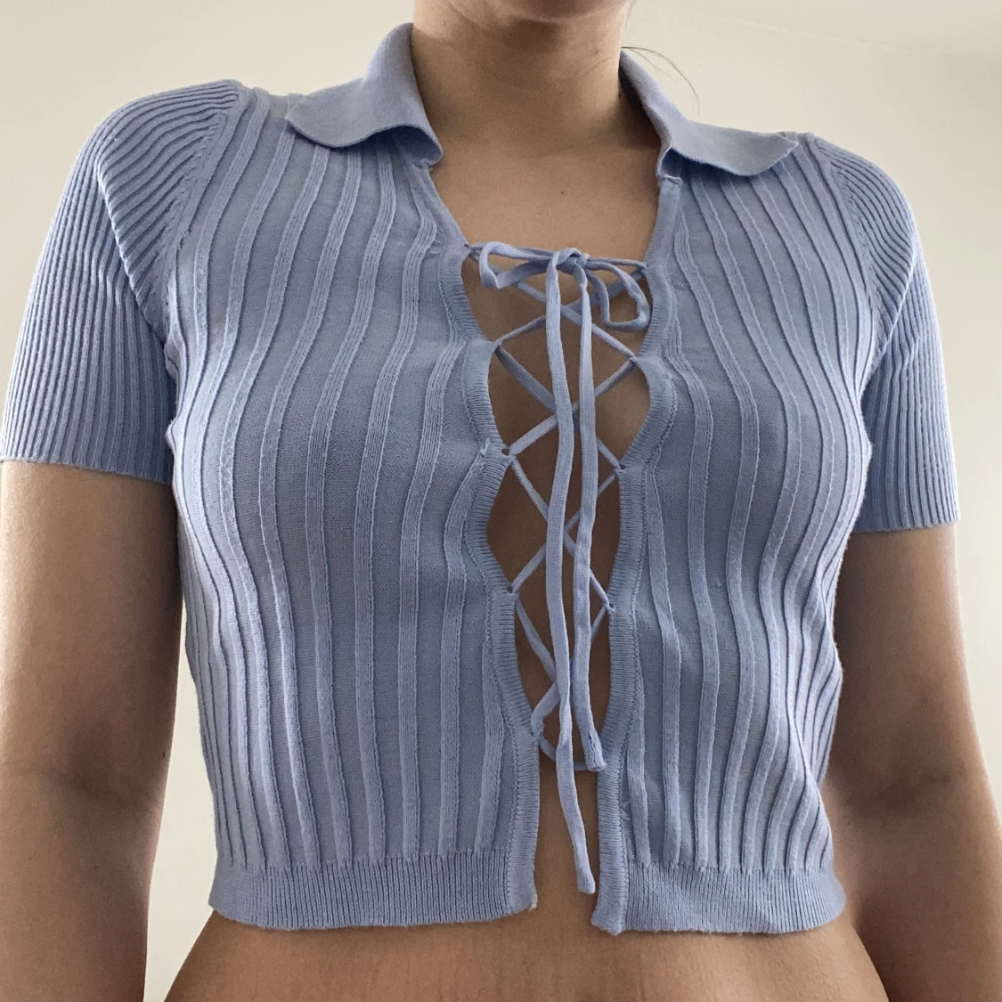 Stickad topp med snörning