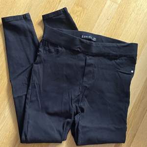 Svarta byxor från Amisu. Storlek 38, cirka S eller M. Någonstans mellan jeans, kostymbyxor och tights i stilen. Extremt stretchiga! Sköna och sitter snyggt på! Skriv gärna vid intresse. Pris kan alltid diskuteras :)