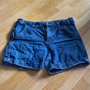 jeansshorts / shorts - Jeansshorts i storlek M, eller cirka 38. Mörk jeans färg, ganska mjukt material. Fint skick! Pris kan diskuteras 😊 Skriv gärna vid intresse! 