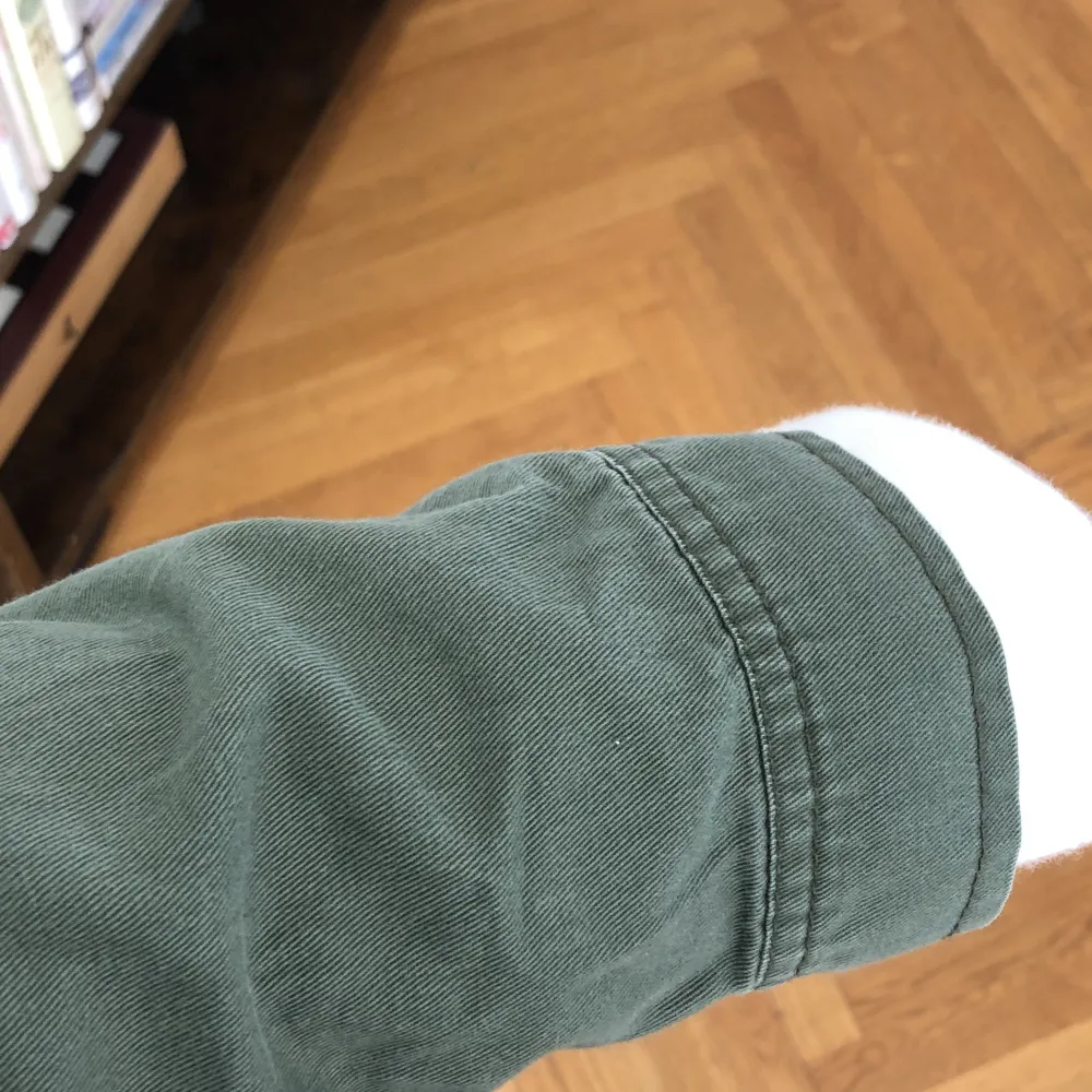 Grön jeansjacka från H&M, inga tecken på användning😊 63 cm från nacken och ner. Storlek xs men stor i storleken. Jackor.