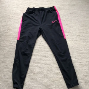 Träningsbyxor Nike - Träningsbyxor från Nike, Storlek L, Helt oanvända.