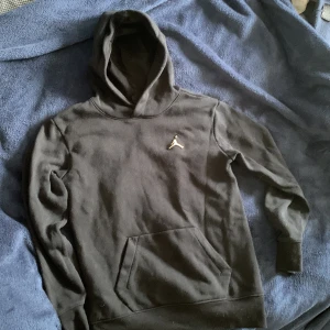 Jordan Hoddie - En skön hoddie med Jordan guld märke. Sick:9/10 Knappt använd Ny pris 599