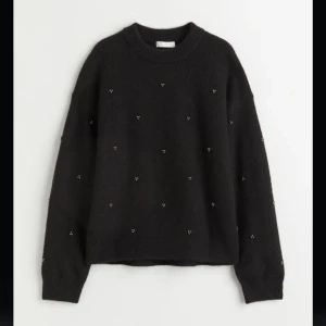 Grå stickad tröja  - Hej säljer nu min fina stickade tröja från hm med pärlor på, säljer pga är ej min stil och har inte kommit till användning, skriv vid funderingar💞