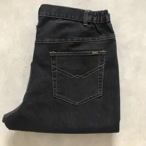 Svarta loose fit jeans med detaljer på bakfickorna. Jag har bara provat jeansen men aldrig använt dom som de är i perfekt skick  Midjemått 43cm, inerbenslängd 80cm. Skriv om du har några funderingar eller om du vill ha fler bilder.