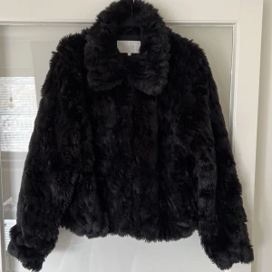 Superskön fuskpälsjacka - Fuskpäls från Vila i strl 40.   🤍