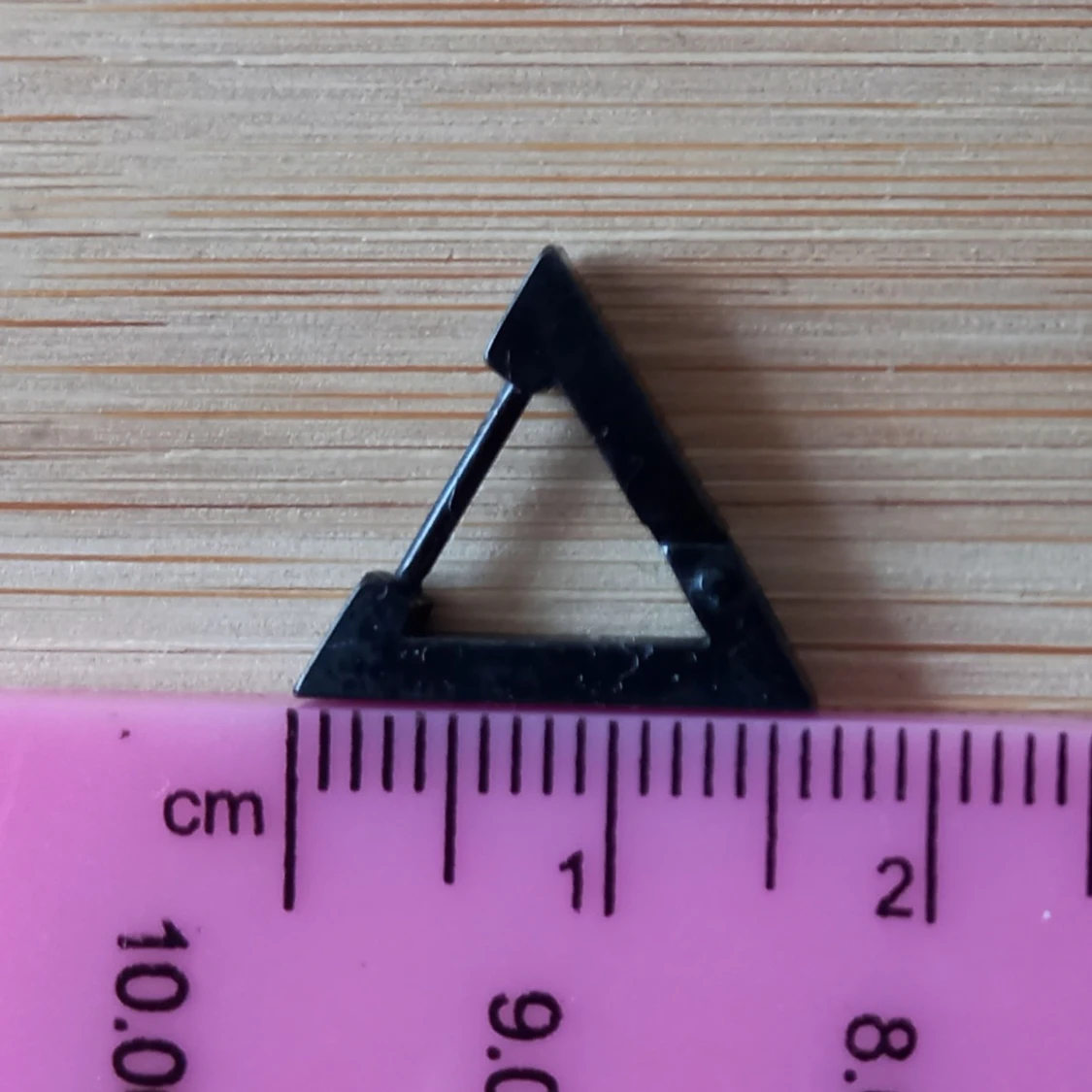 Black triangle earrings - 91