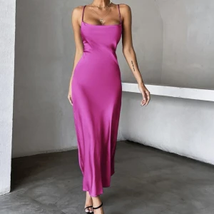 Satin klänning - Satin klänning i storlek xs, stretchig i materialet.oanvänd, väldigt fin💕