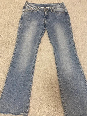 Brandy Jeans! - Köpte på Plick för typ två veckor sedan! Passar tyvärr inte i längden på mig. Jag har inte använt dem och vet inte hur mycket förra ägaren använde dem! Köpte dem för 200kr o säljer dem för samma pris! 