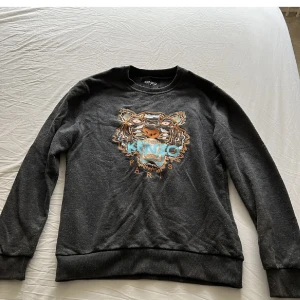 Kenzo Tröja - I gott skick ! Inte använd speciellt myckdt. Storlek M, men passar även L. 