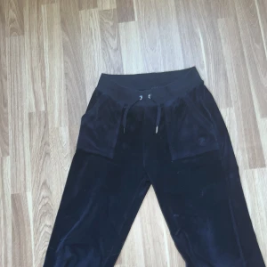 Mörk blå juicy couture byxor - Säljer dessa juicy couture byxor i färger night sky. Om fler vill köpa blir de budgivning men de kostar runt 700, och jag köpte dom på raglady för 1100kr. De är i storlek xs😊 