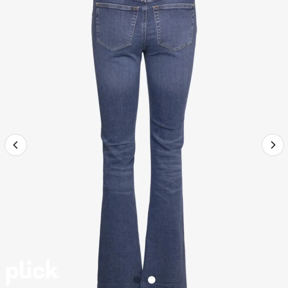 Ett par super snygga och trendiga mörkblå jeans!! Sitter som strl 34 i bra skick❤️❤️. Jeans & Byxor.