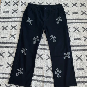 Mnml limited-edition  - Säljer dessa Mnml byxor då jag renar gadroben. Riktigt skönt o ganska tunt material, så passar väldigt bra till sommaren! (Alla pärlor sitter kvar)  Skick 10/10 