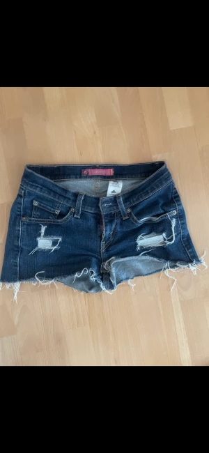 Low waist jeans shorts - Ett par jättesnygga low waist jeans shorts i mörkblått. Jättefina på sommaren! 