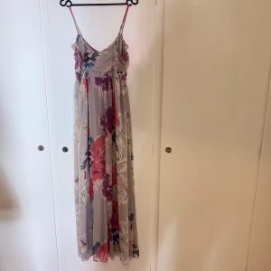 Maxiklänning  - Lång klänning från Gina tricot i mycket fint skick 