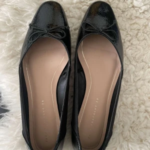 Ballerina skor  - Säljer dessa så fina nästan helt nya ballerina skor💞i st 38