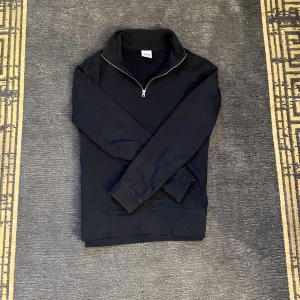 Halv Zip - En snygg Halvzip från zara, köpt för runt 500kr. Säljer för 200kr. Skick 10/10 nästan aldrig använt har bara legat i garderoben. Skriv vid några funderingar. Mvh Lukas😀