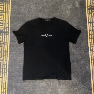 Fred Perry  - En snygg Fred Perry tröja. Köpt för 700kr, säljer för 200kr. Skick 10/10. Storlek M. Skriv vid några funderingar. Mvh Lukas😀