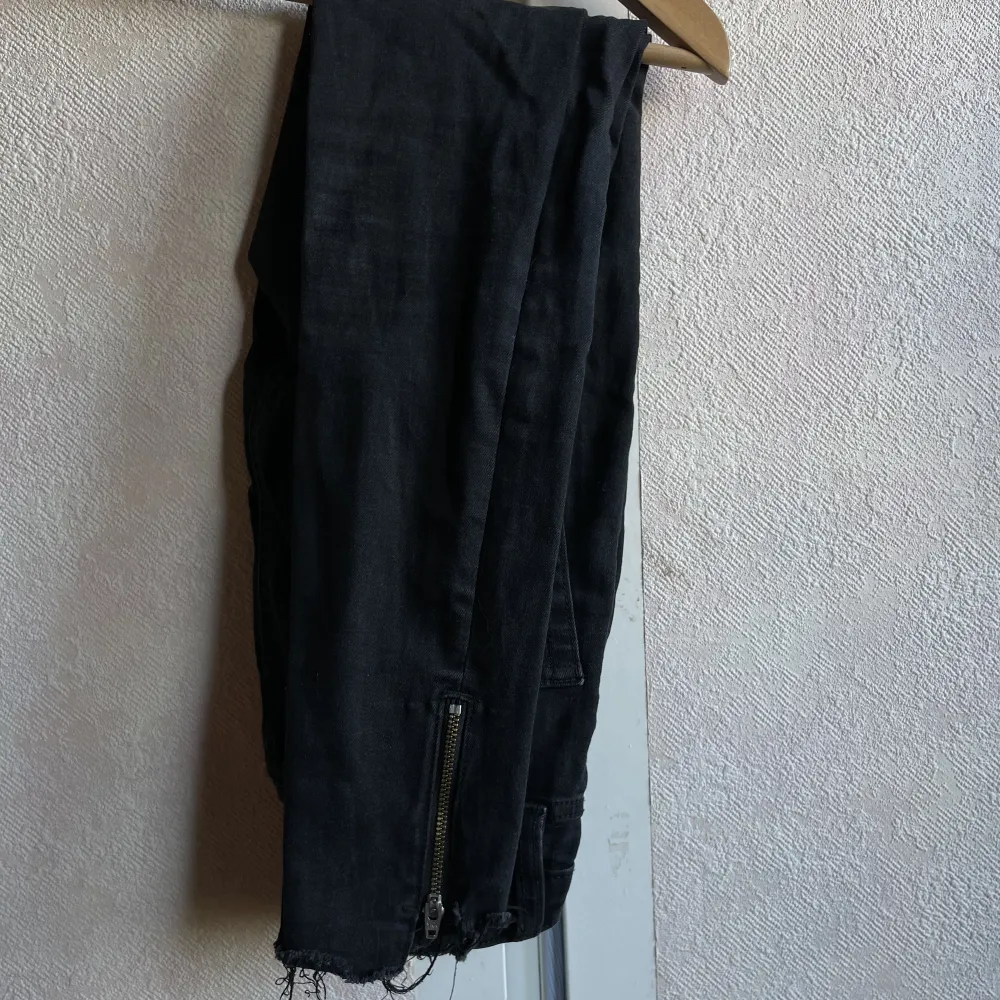 Jeans från lager 157! Storlek XXS, Hela svarta jeans med slitning nertill och dragkedja som en snygg detalj!. Jeans & Byxor.