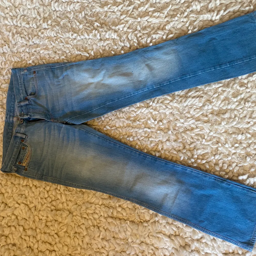 Perfekta ljusblå lowwaisted jeans till sommaren. De är utsvänga och supersnygga. Storlek 27 från Diesel jeans. . Jeans & Byxor.