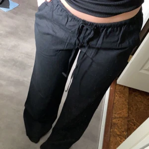 Linne/tygbyxa från H&M  - Säljer denna slutsålda byxa från H&M. Beställde storlek M men tyvärr är de lite för stora/långa för mig. Jag är 157cm lång.  Nyligen köpta så har endast provat. 