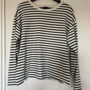 Randig tröja - Säljer en otroligt sköna tröja ifrån zara, säljer denna tröja då jag inte får användning för den längre. Använd ett antal gånger, men fortfarande i bra skick. Tröjan är i storlek M och köparen står för frakten. 