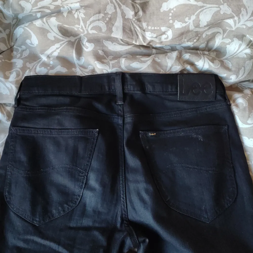 Ett par ursnygga Lee jeans i svart färg. Säljs pga att de inte används längre. Pris går att diskutera! Storlek M, 30/32 ish. Jeans & Byxor.