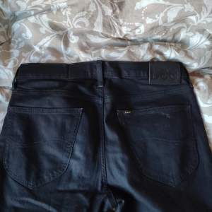 Ett par ursnygga Lee jeans i svart färg. Säljs pga att de inte används längre. Pris går att diskutera! Storlek M, 30/32 ish