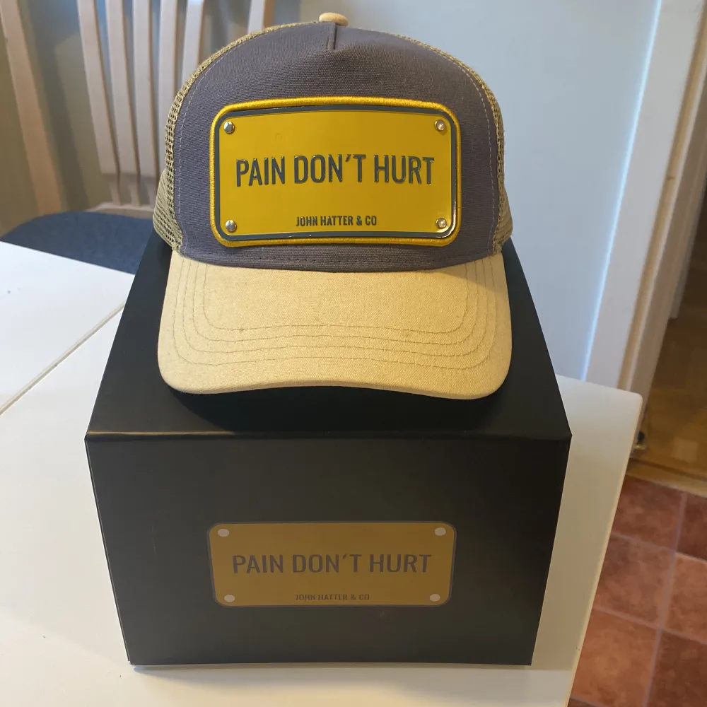 Säljer min john hatter keps med motivet Pain dont hurt. Självklart ingår box och påse! Intresserad av byten! Pris går att diskutera.. Övrigt.