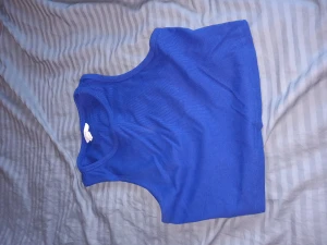 Linne - Croppat blå linne! Säljer pga att den inte kommer till användning. Strl XL men liten i strl, skulle passa en strl M också! 