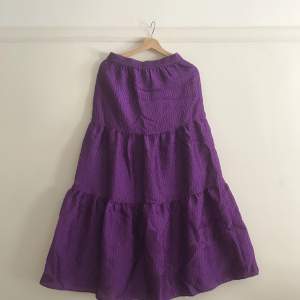 Säljer min otroliga, lila kjol i storlek S från Zara
