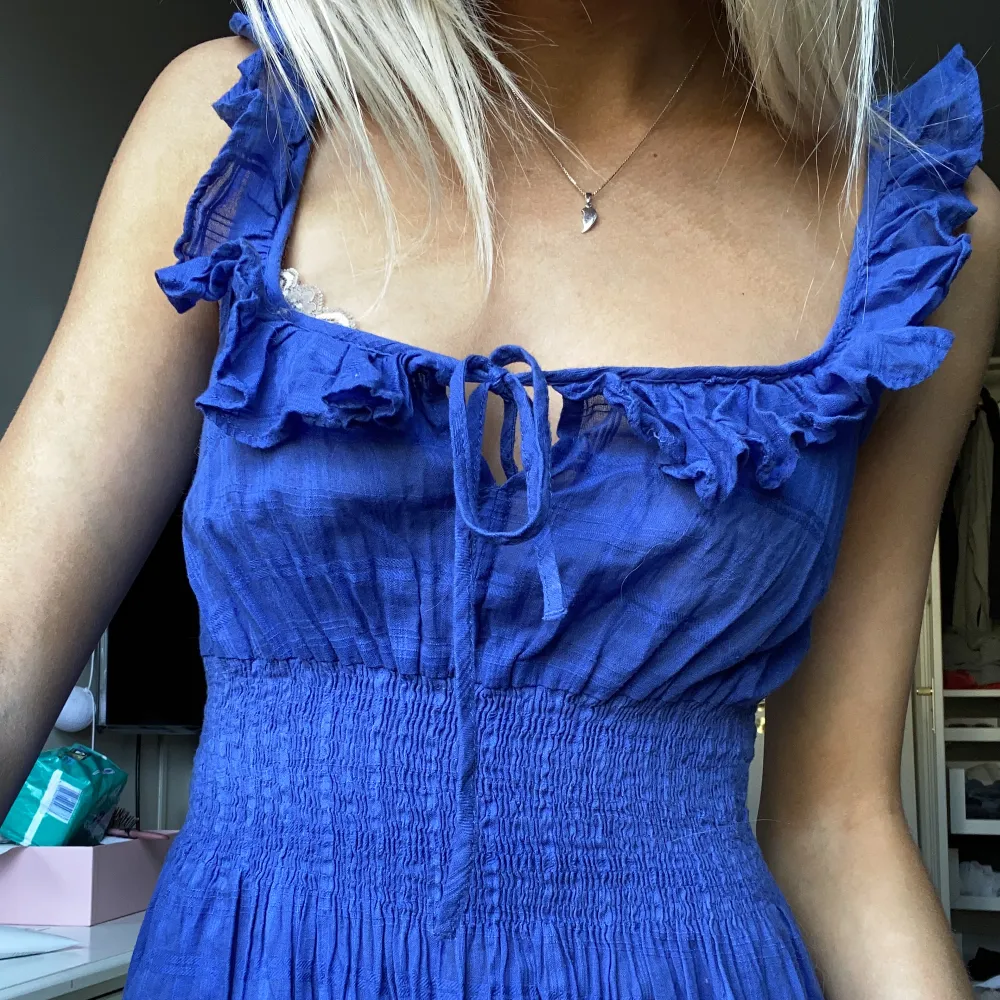 Så fin klänning i jättefin blå färg, superfin o ha till vardags men även festligare tillfällen👌🏿❤️. Klänningar.