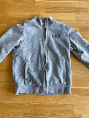 EA7 tröja - EA7 tröja köpt här på plick men passade inte mig. I nyskick knappt använd. Kan gå ner i pris👍🏻