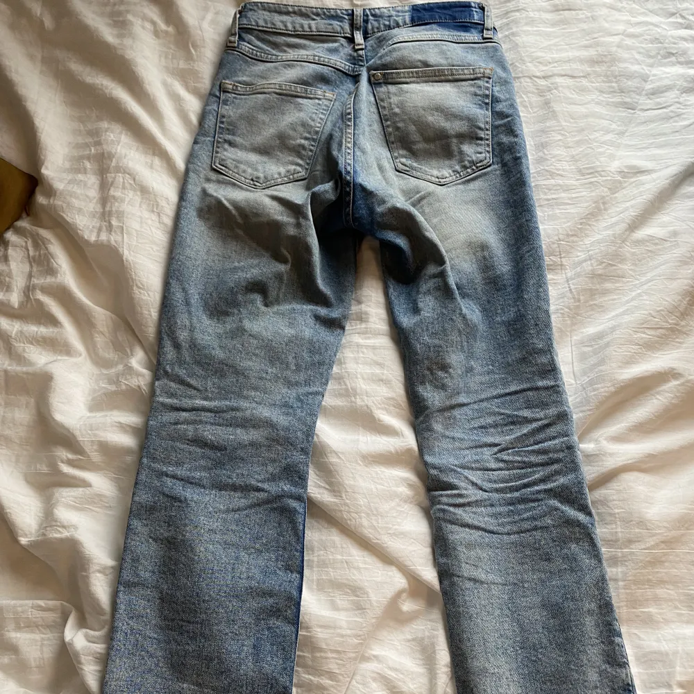 Jätte snygga och sköna jeans från H&M🫶Säljer då de aldrig används. Jag är 160 cm. . Jeans & Byxor.