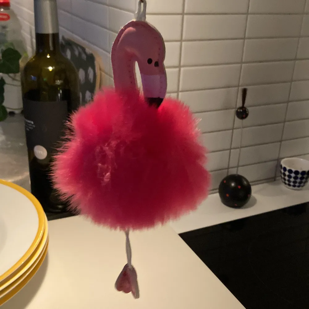 rosa fluffig flamingo nyckelring. Övrigt.