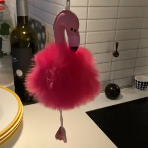 rosa fluffig flamingo nyckelring