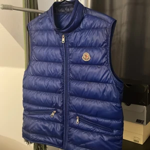 Moncler gui väst - Moncler väst i mycket bra skick, inga skador över huvudtaget. säljer pågrund av att den börjar bli för liten. nypris 6000kr