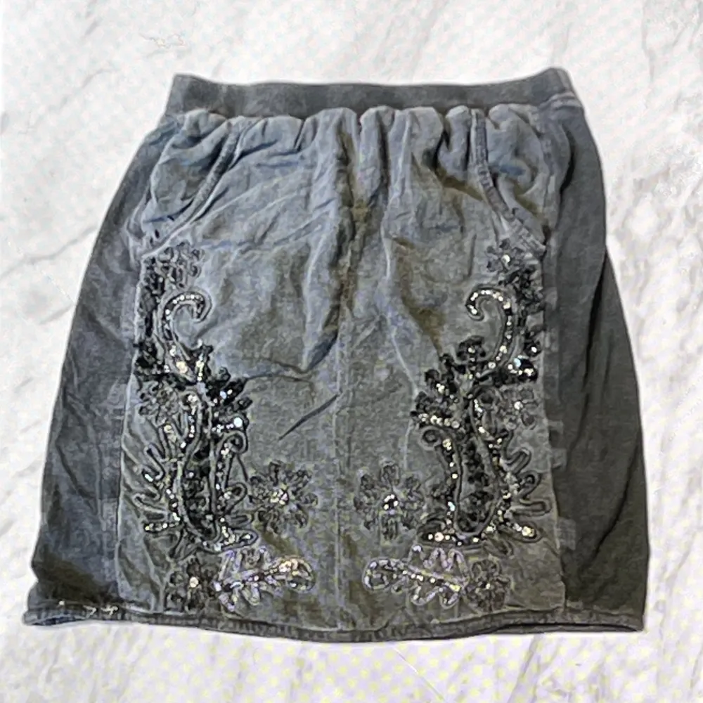 Vintage kjol 💫🎸  • Använd 2gånger • Inga skador • Rök&djurfritt ❤️Tryck gärna på köp nu❤️  . Kjolar.