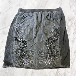 Vintage kjol 💫🎸  • Använd 2gånger • Inga skador • Rök&djurfritt ❤️Tryck gärna på köp nu❤️  