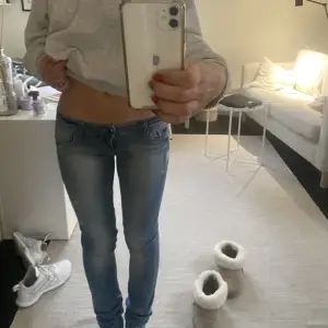 Säljer mina lågmidjade jeans då de inte används längre!⭐️💕