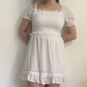 Studentklänning - Jättefin vit klänning som kan användas till studenten från Topshop som jag säljer pga att jag glömde returnera i tid! 