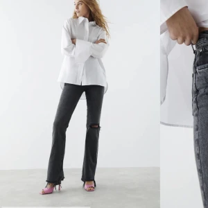 Jeans  - Säljer dessa fina jeansen från gina tricot eftersom de börjat bli lite för små för mig. De är i modellen full length flare i storlek 36. Ordinarie pris 500 mitt pris 300. De är i bra skick!