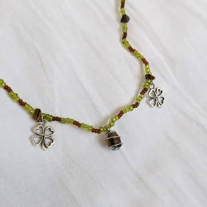 Halsband - Egengjort fint halsband med berlocker och en kristall (vet ej om den är riktig)💕