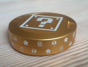 Unik "Mario Mystery box" snusdosa! - Oanvänd unik graverad snusdosa. Gjord i aluminium och är tredelad (bjudlock). Ändast uppackad för att bli graverad.   Intresserad av att lägga till namn eller något? Skicka gärna pm vid frågor. Kan skickas mot betalad frakt.