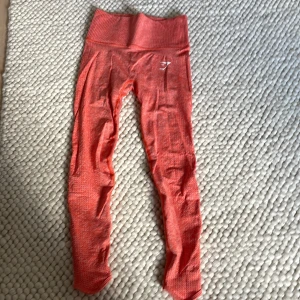 Träningstights -  Säljer ett par träningstights i storlek xs, har en ficka i midjan och scrunch i rumpan