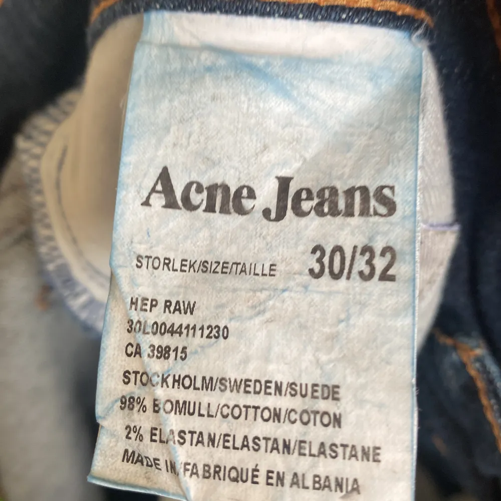 Snygga acne jeans som passar både tjejer och killar. Skick 9/10 inga synliga skador eller defekter. Hör av er om ni är intresserade!. Jeans & Byxor.