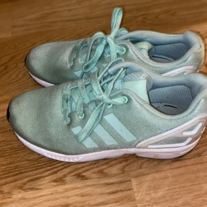 Sneakers  - Sneakers i fint skick storlek 34 men är som en 35 skulle jag säga (turkos/grönaktig färg)