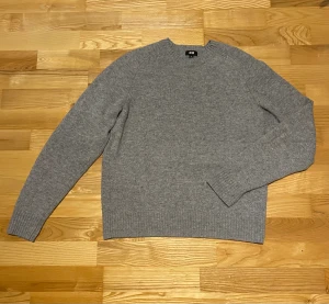 Uniqlo lambswool sweatshirt M - En stickad tröja från uniqlo i nyskick. För liten för mig därför den säljs! Hör av dig vid funderingar!😄