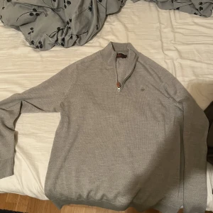 Morris half-zip - Använd 1 gång och har inte ens blivit tvättad ännu då den är såpass ny. Köpt för 1599kr i butiken Morris Storlek L passar även M
